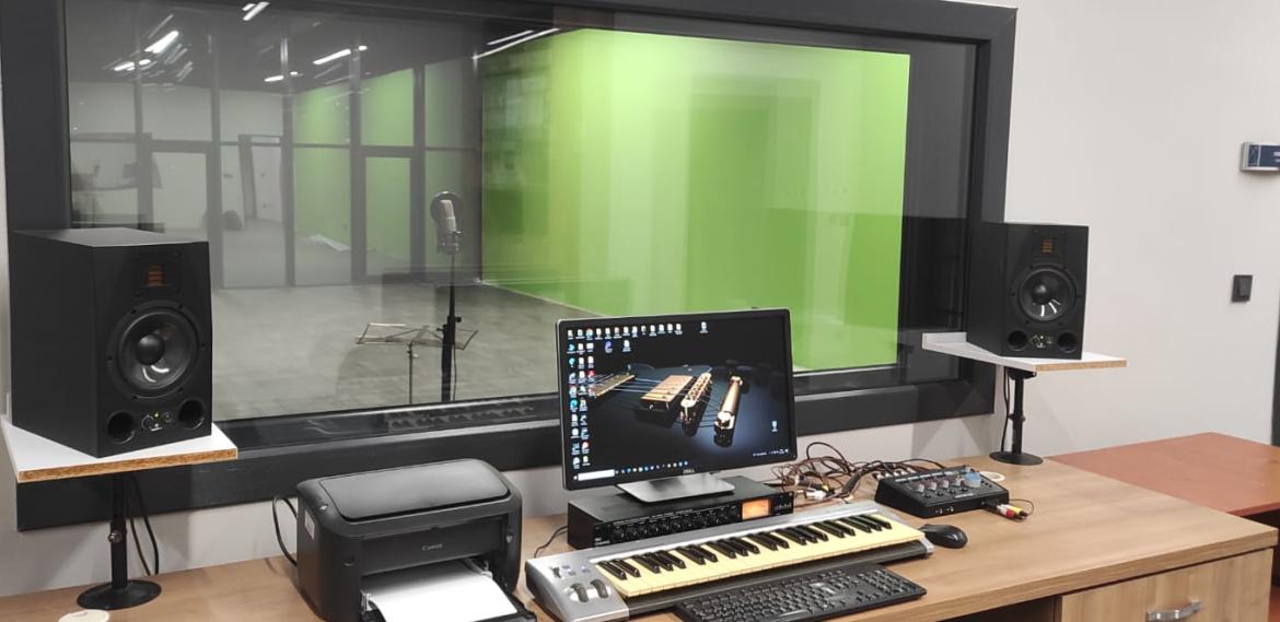 Kayıt stüdyomuzda öğretim elemanlarımız ve öğrencilerimizi projelerini gerçekleştirilmektedir.